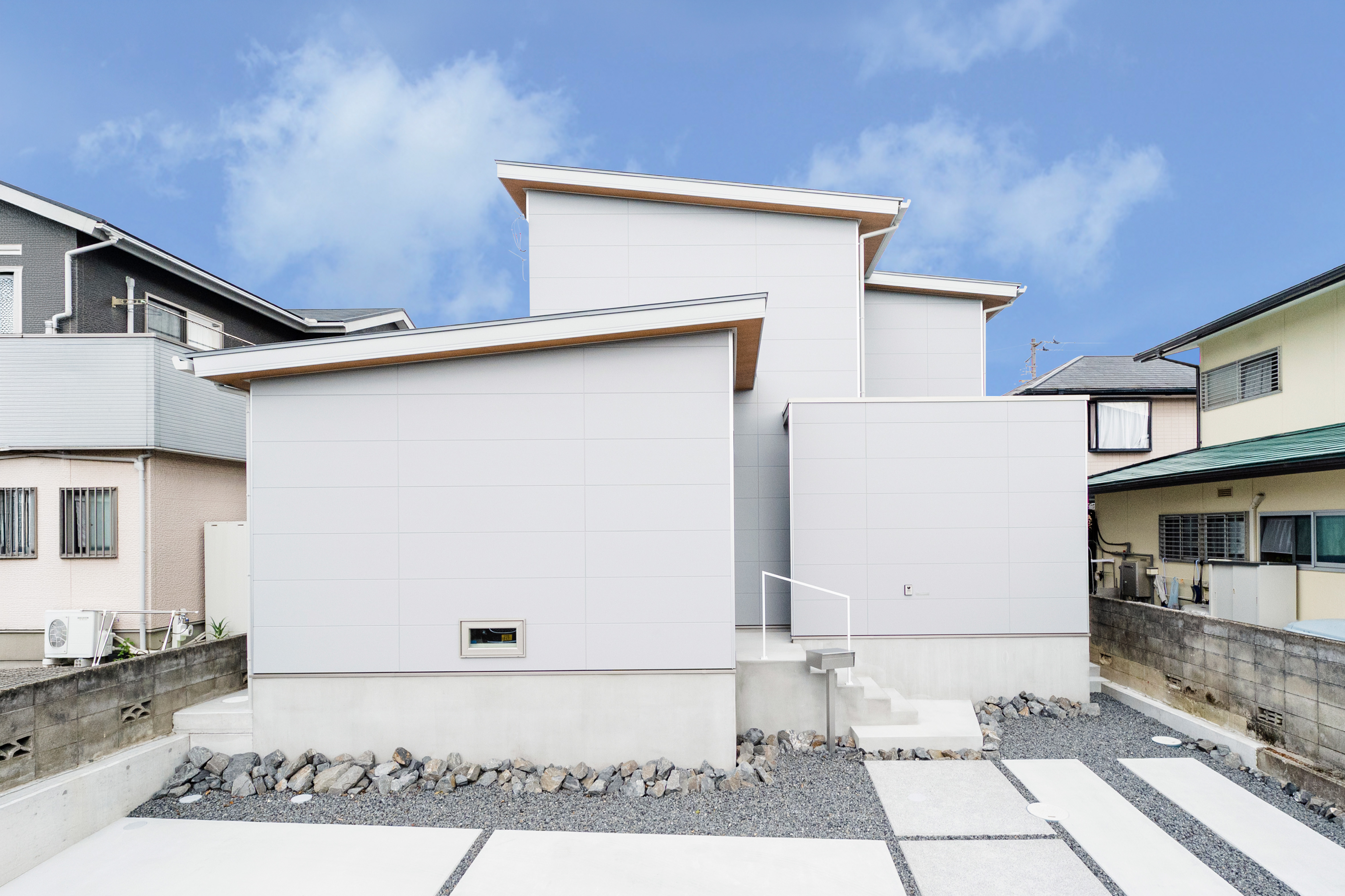 中庭からの風と光が心地よいカーテンのいらない暮らし