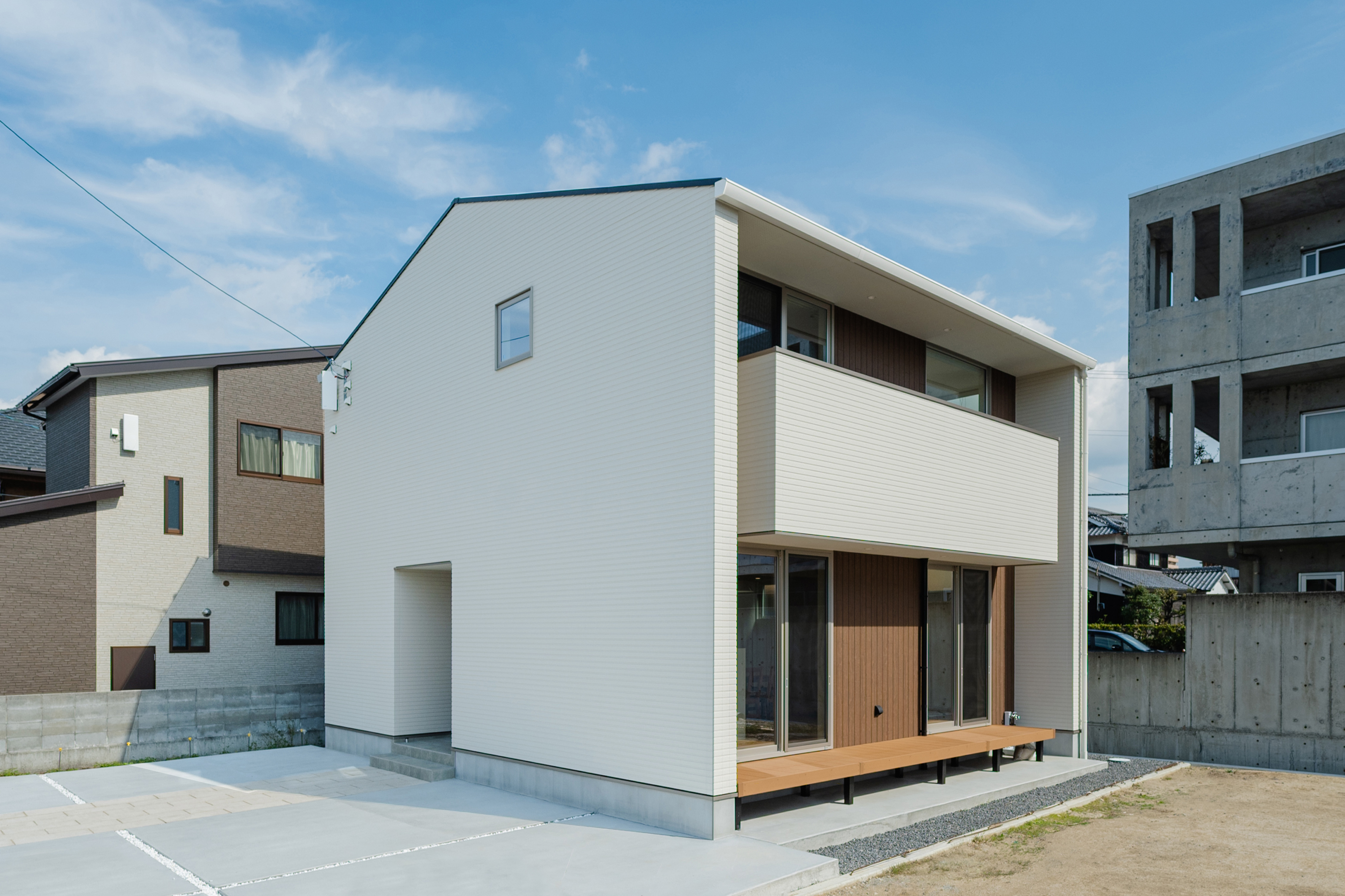 木目調の外壁とバルコニーが調和するモダンな住宅外観