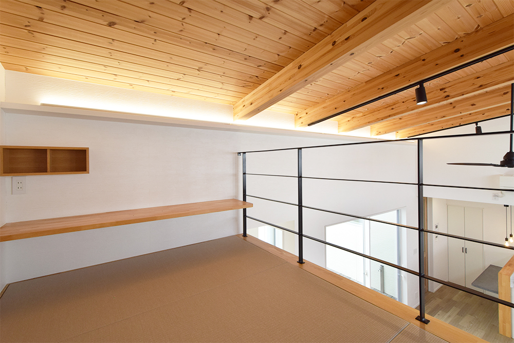 畳ロフトには造作棚とカウンター付き_伊予市尾崎｜河窪建設