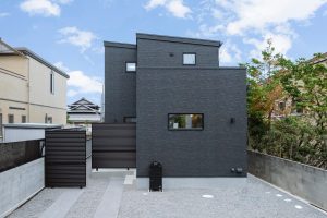 黒いサイディング外壁と目隠しフェンスが印象的なモダン住宅の外観