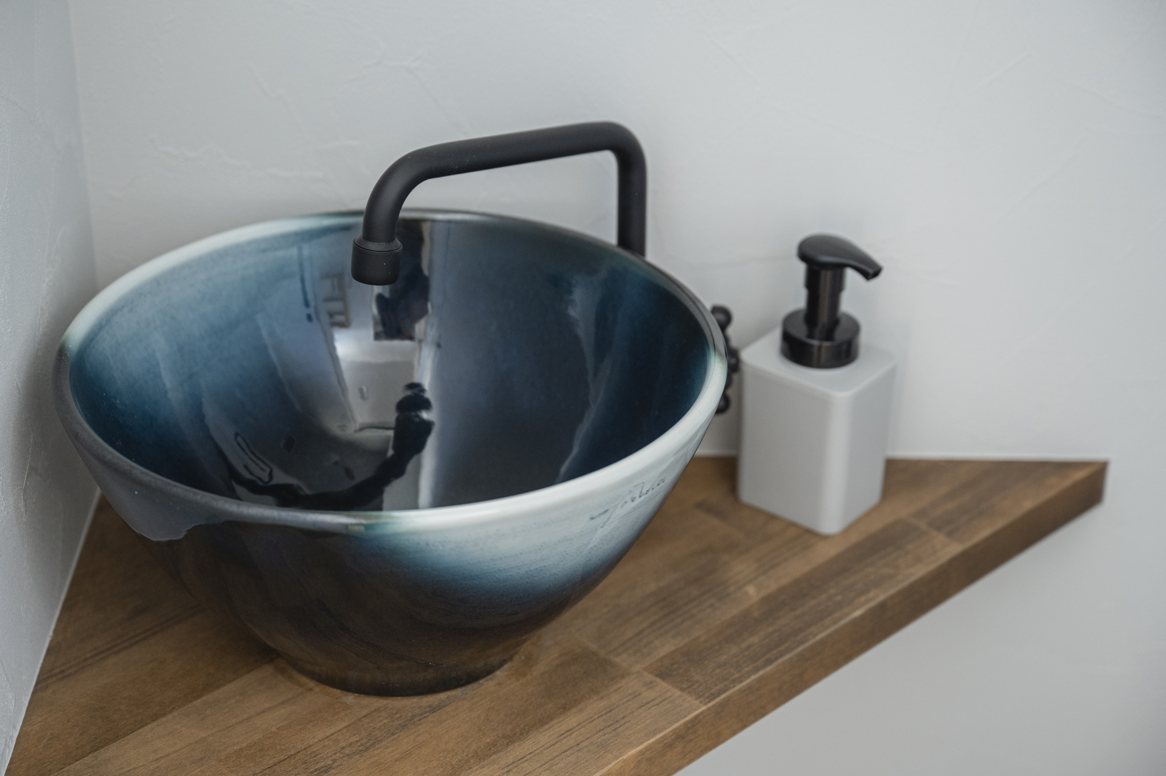 トイレの手洗い器は砥部焼の鉢
