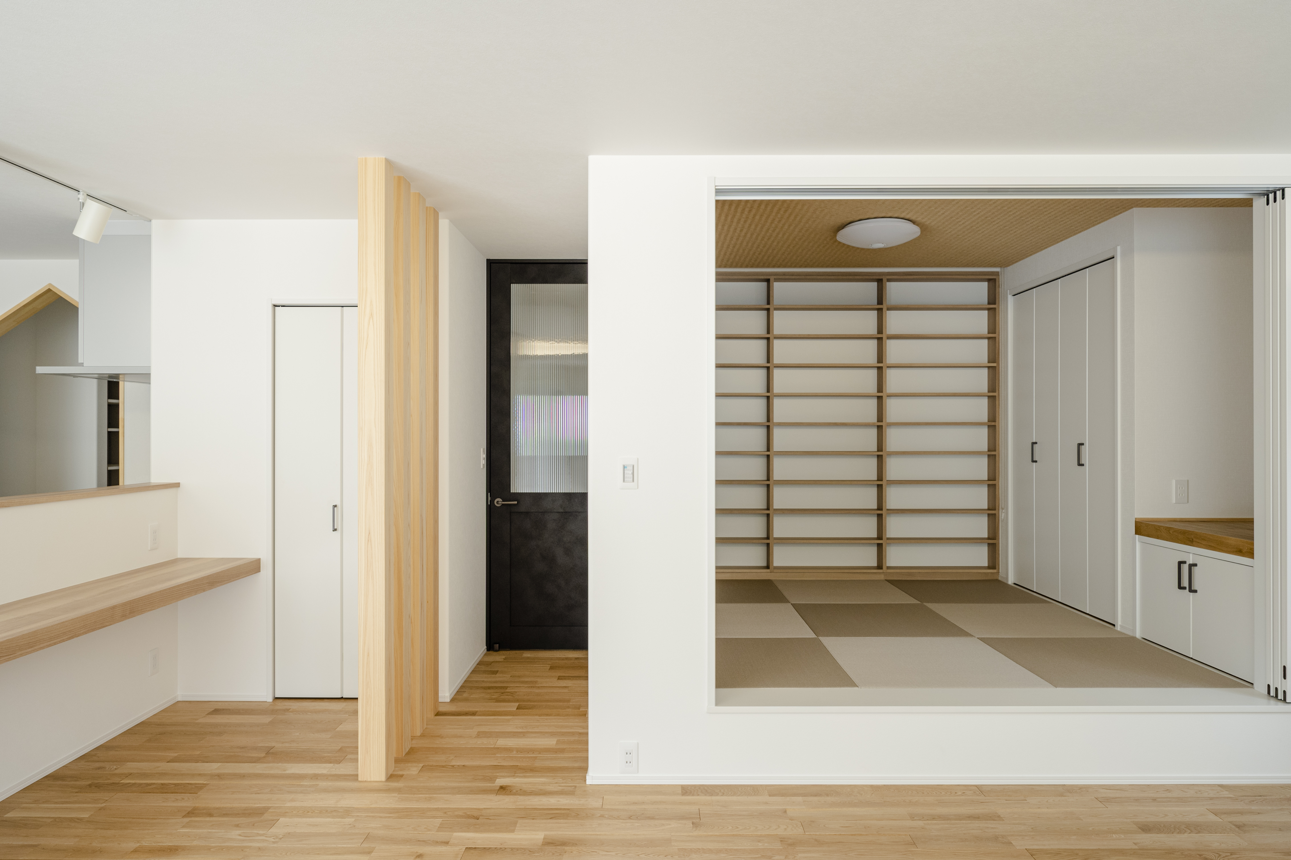 小上がり畳内の壁には本が4000冊収納できる造作コミック棚付き_伊予市双海｜河窪建設