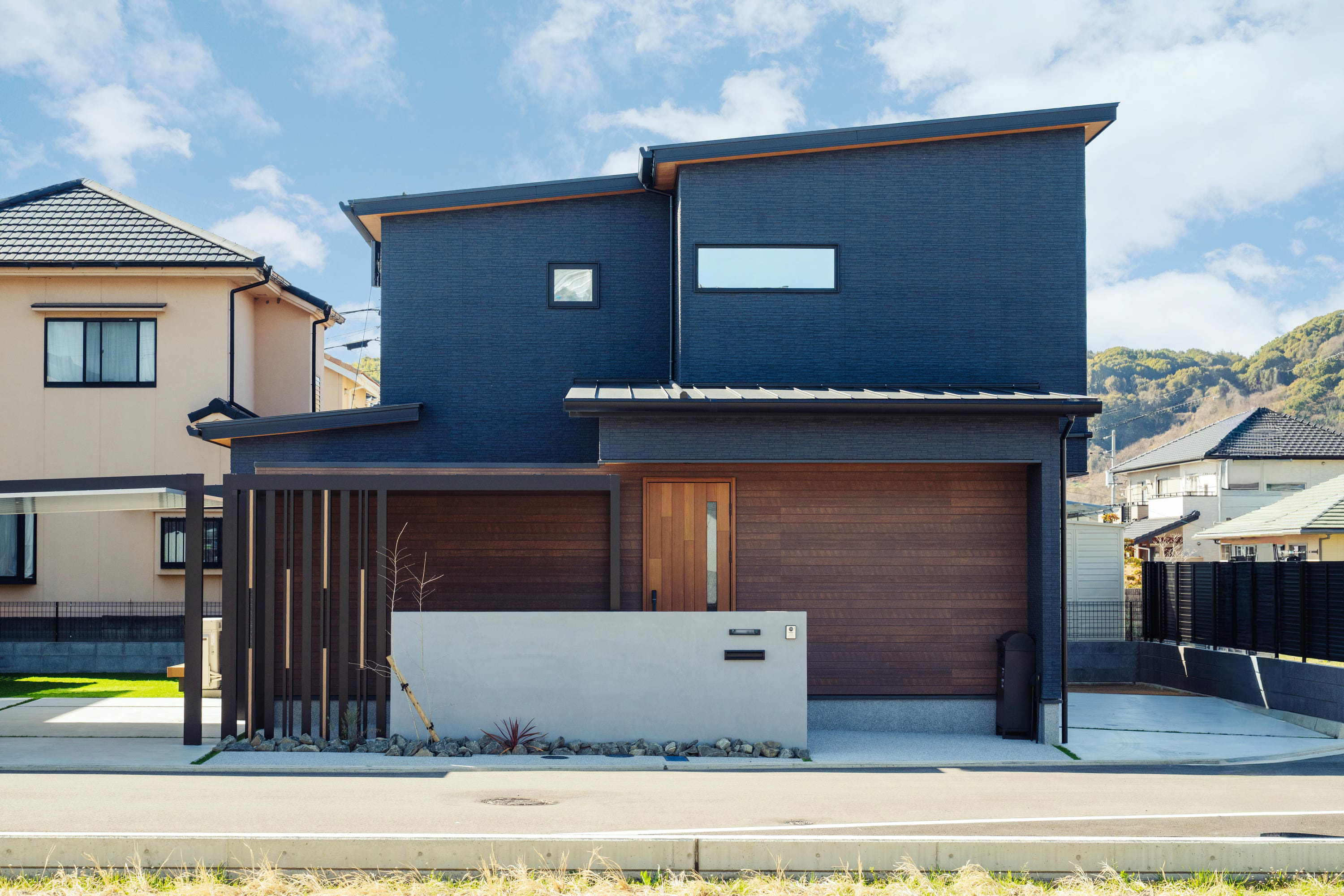 住宅地でも“外時間”を楽しめる、中庭のある家