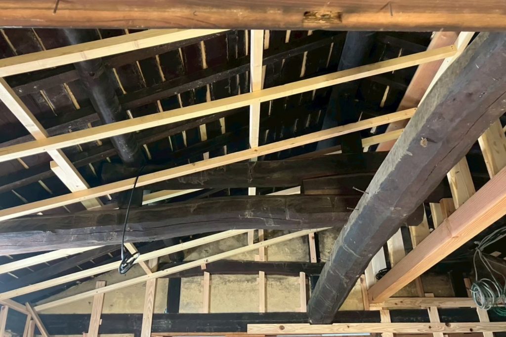 工事中写真_元の天井に補強部材を設置