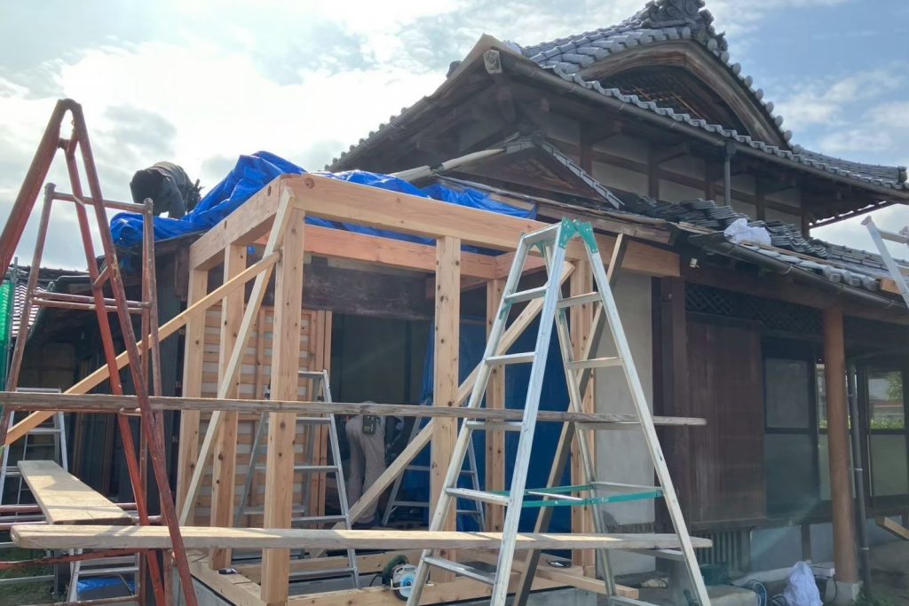 工事中写真_建物を一部増設中、柱と梁を建てている