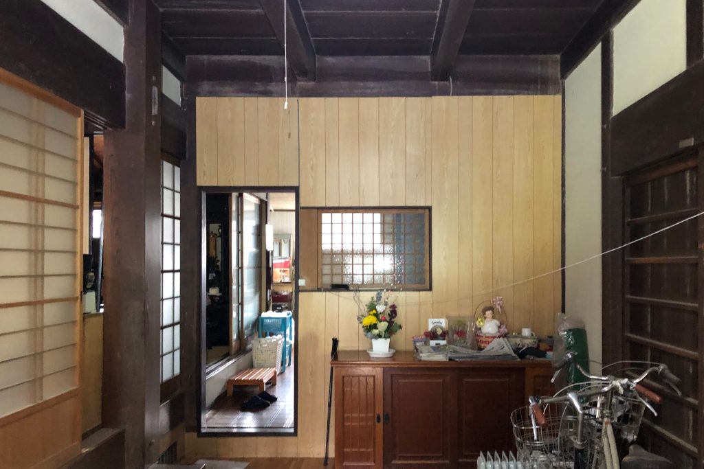 ビフォー写真_玄関ホールに壁と段差のあるドア