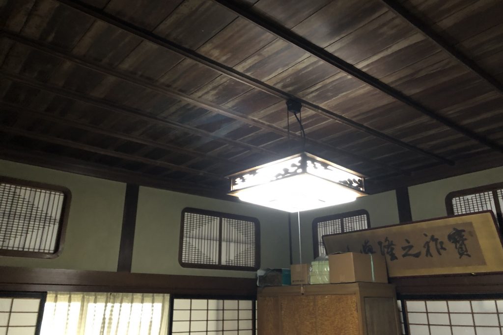 ビフォー写真_欄間の一部が欠けている和室