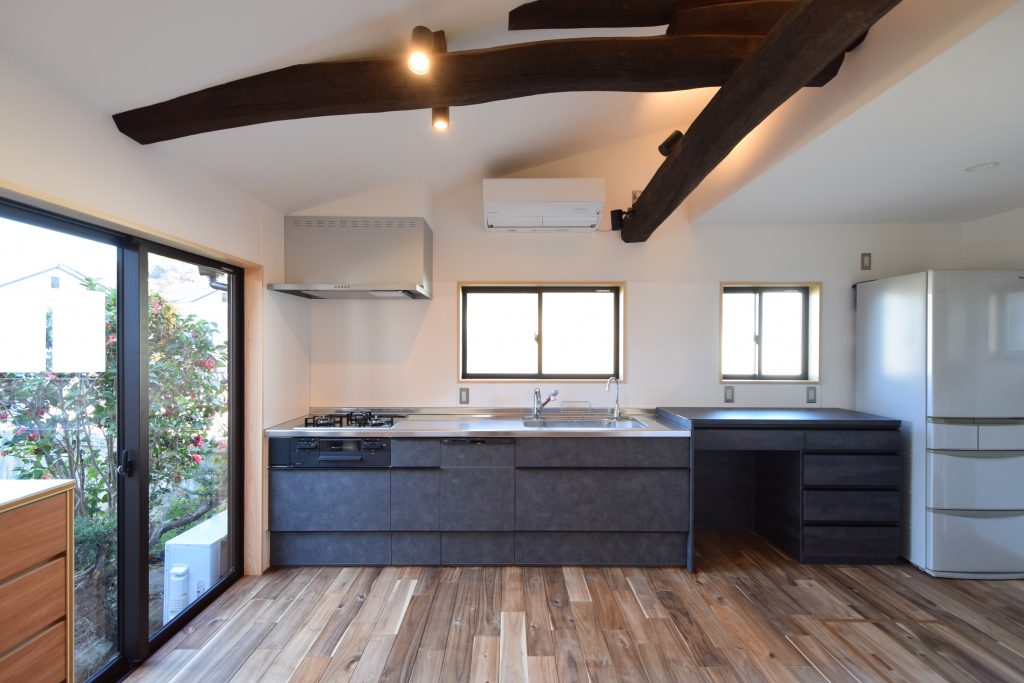 アフター写真_元の建物の丸太梁を活かした高天井に