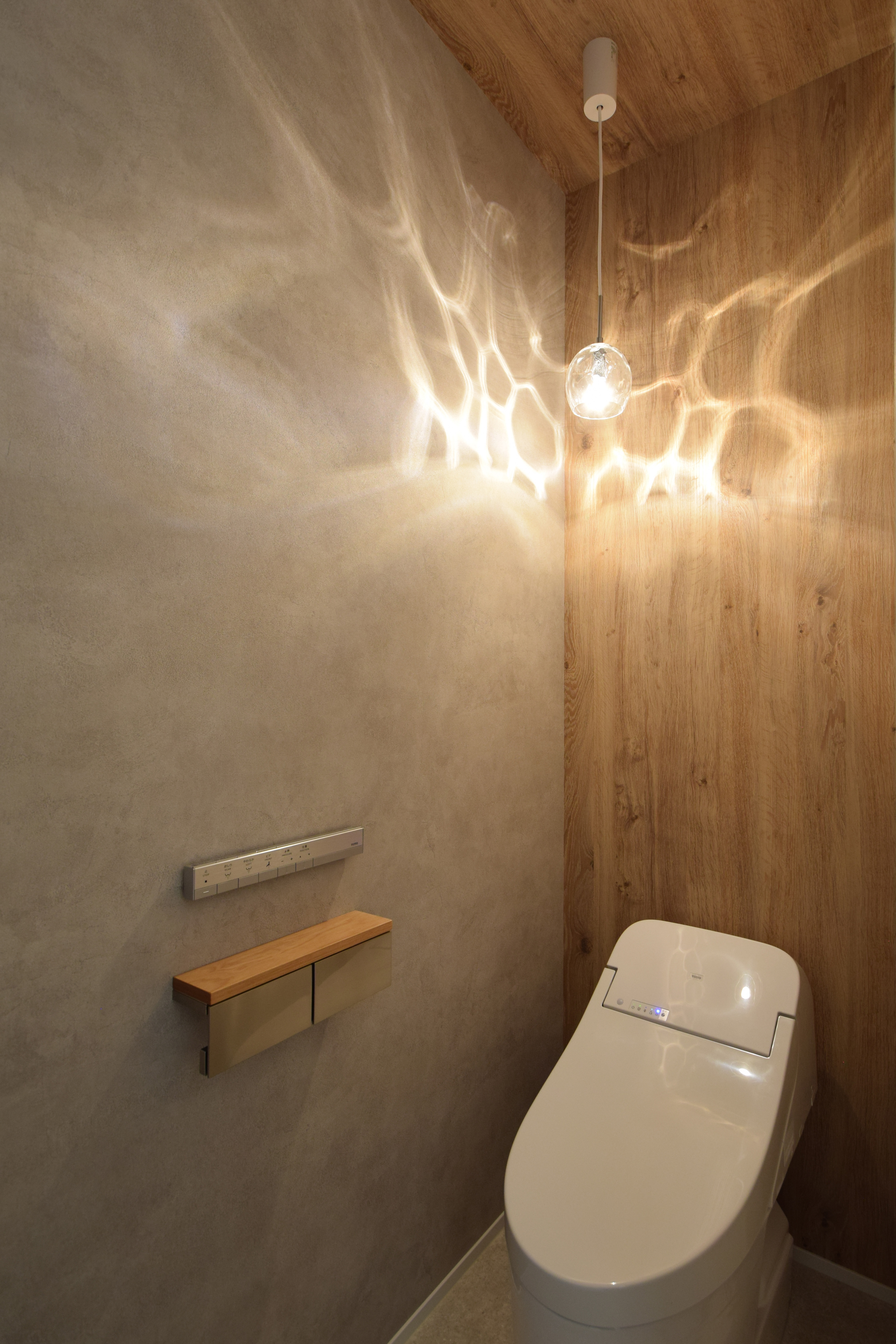 木目と照明演出がおしゃれなトイレ空間