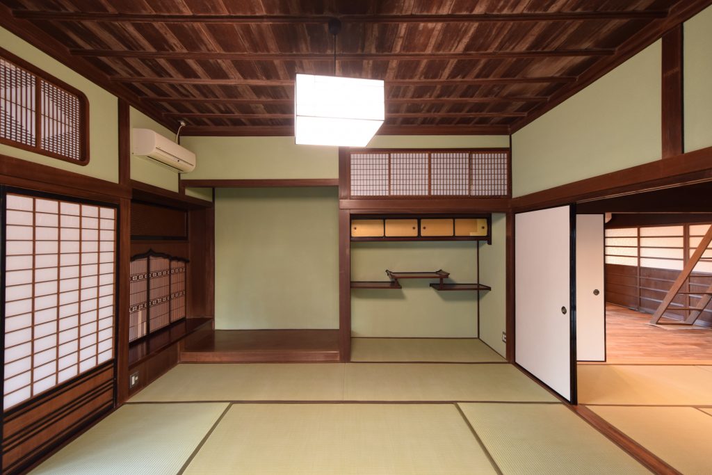 アフター写真_元の建物の天井と欄間を活かした出書院のある和室