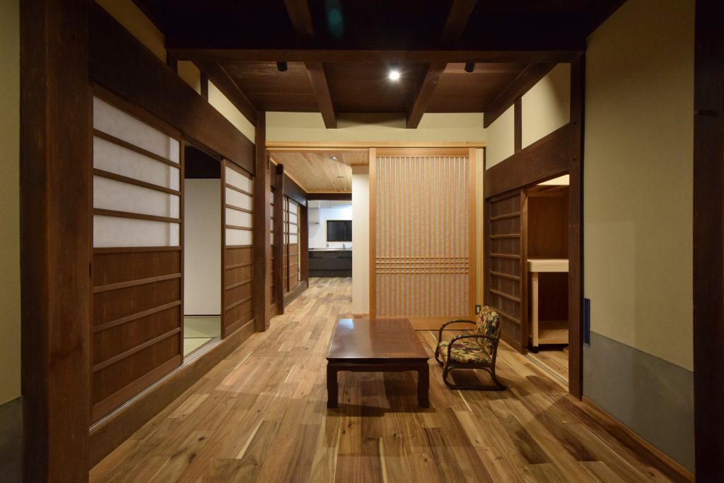 アフター写真_壁を取り払い採光のとれる造作建具に変更