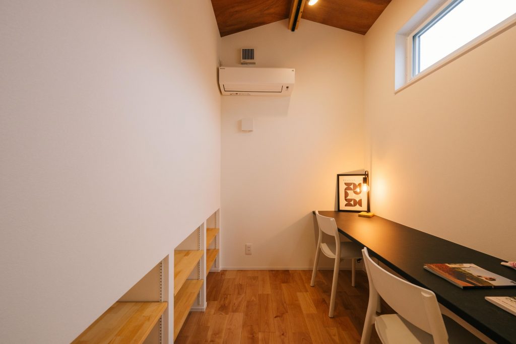 2階のオープンな書斎は2人が並んで作業ができるワイドカウンター。背面には可動棚の収納付き。