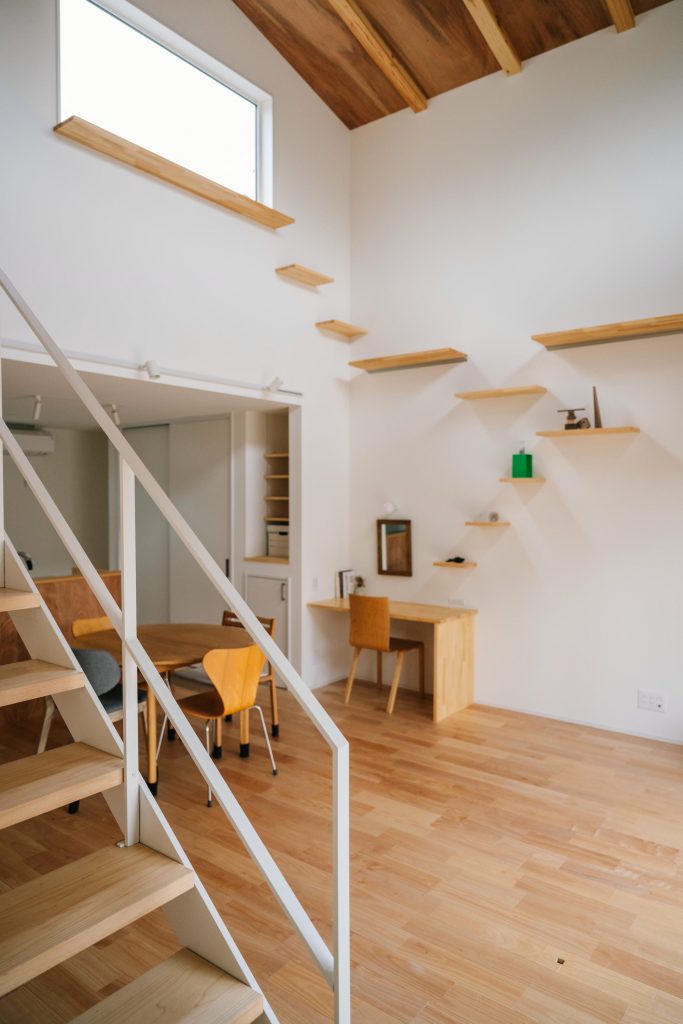 造作キャットウォークは吹き抜け窓の下台まで取り入れて、猫が快適に過ごせるよう工夫しました。