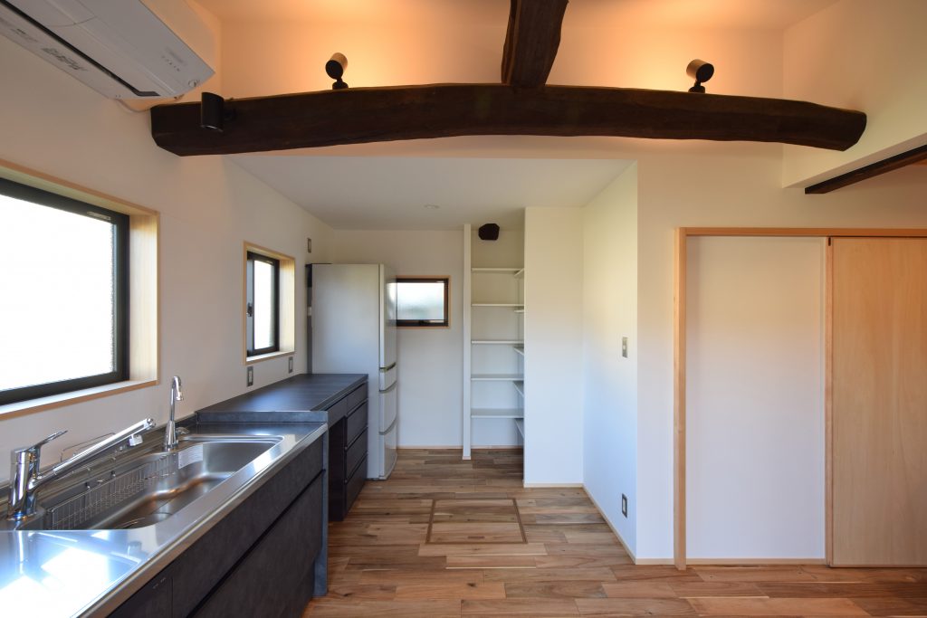 アフター写真_収納が足りていなかったキッチンの一角にパントリー収納を新設