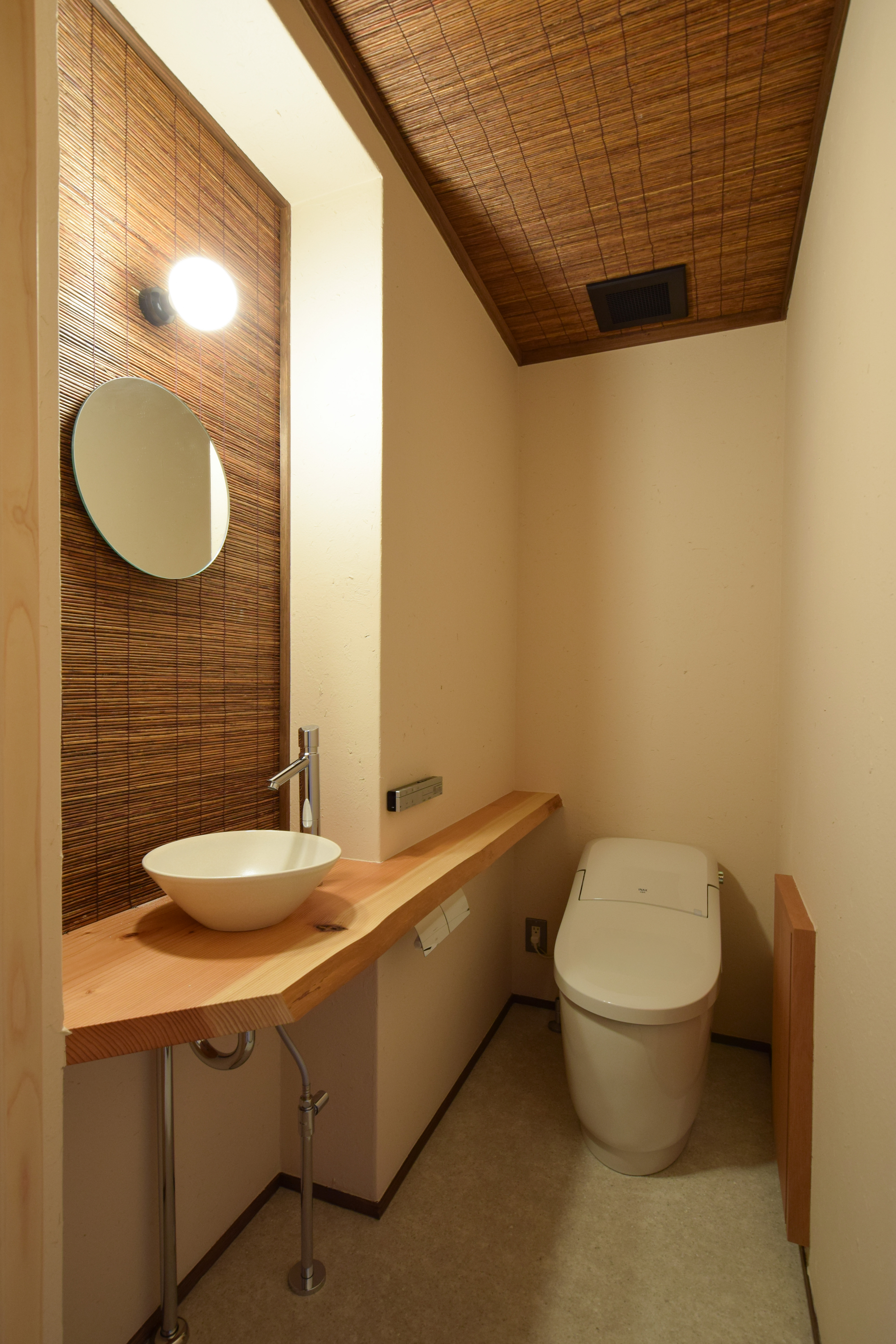 アフター写真_よしず天井と、手洗い場後ろのアクセント壁をよしず貼りに。手洗い器、収納をつけてた使いやすいトイレ。