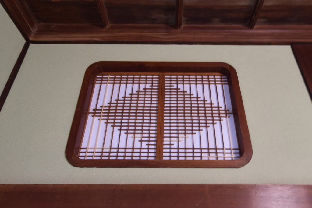 アフター写真_和室の欄間は一部欠けていた部分に木部を継ぎ足し、意匠を損なわないよう補修