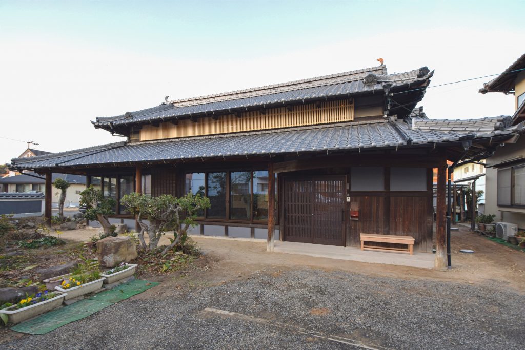 鷹子町フルリノベーション_外観アフター写真_サッシと格子を新しいものに