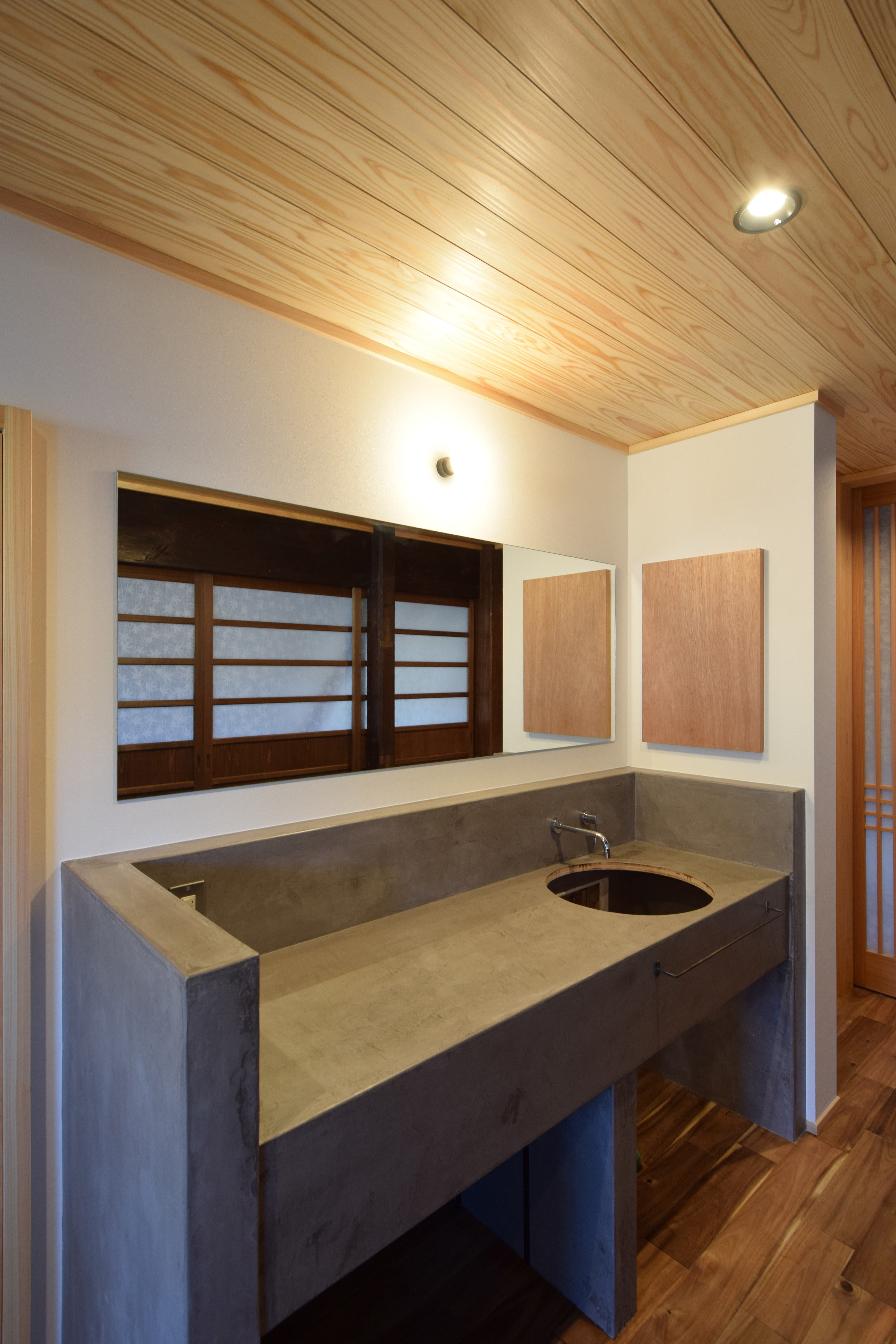 アフター写真_モールテックス塗りのワイドカウンター、ミラーに、砥部焼のボウルを埋め込み。壁には収納を埋め込み。