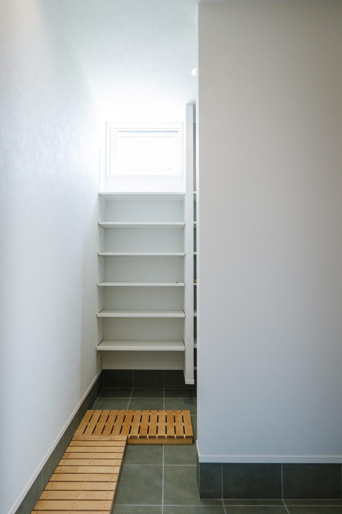 すのこを活用して靴を履かずに室内からアクセスできる土間収納。
