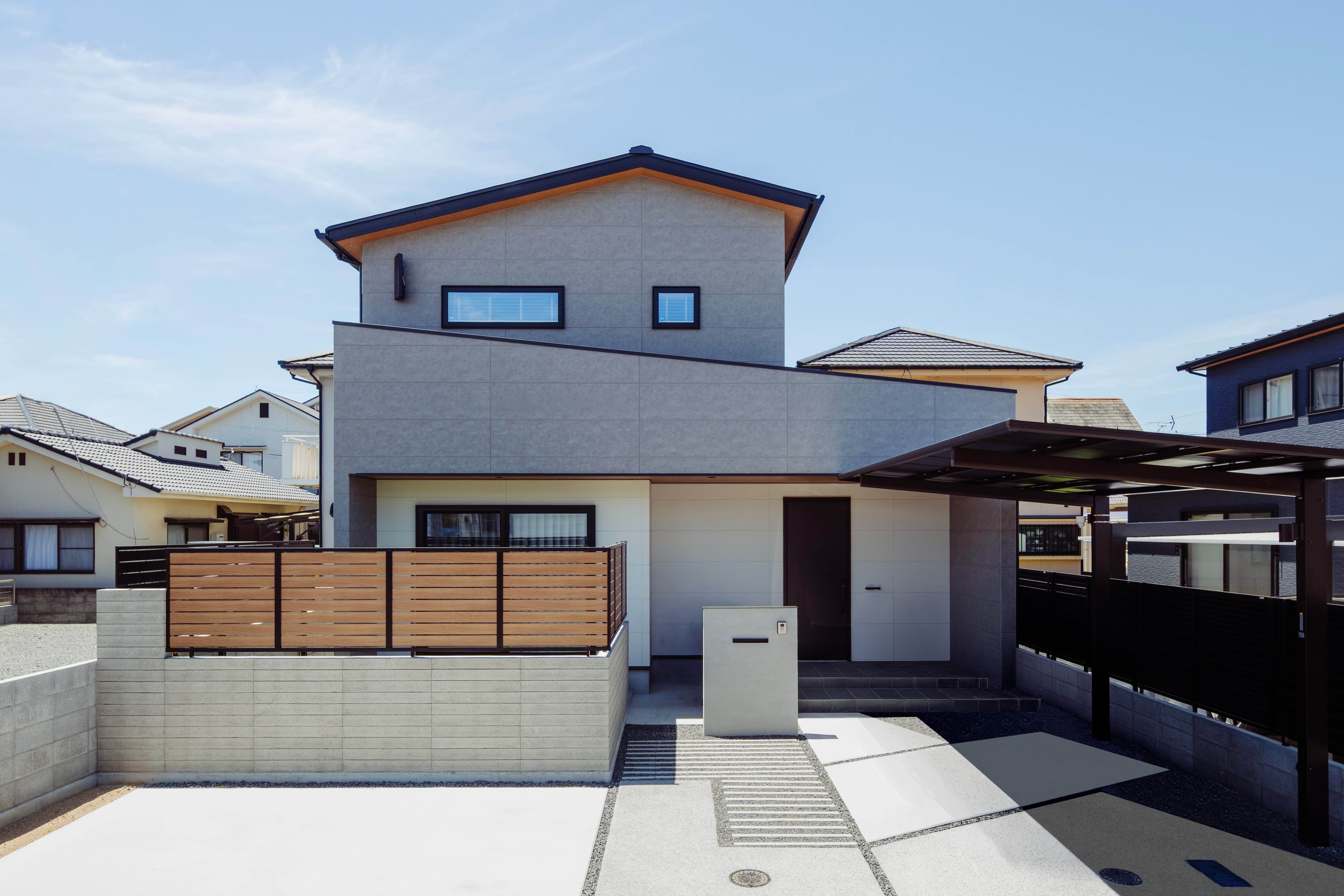 2階建て住宅の外観と、1階に設けた明るいLDKの施工事例