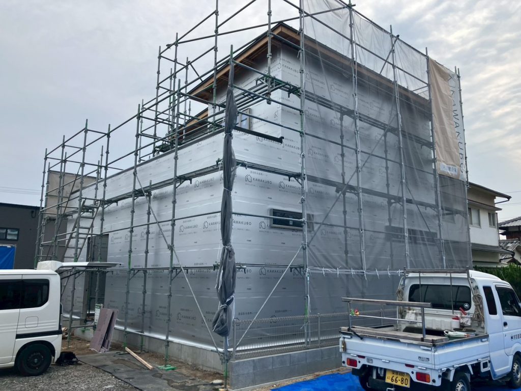 新築注文住宅の外周に防水シートを施工し、雨仕舞いを終えた現場の様子