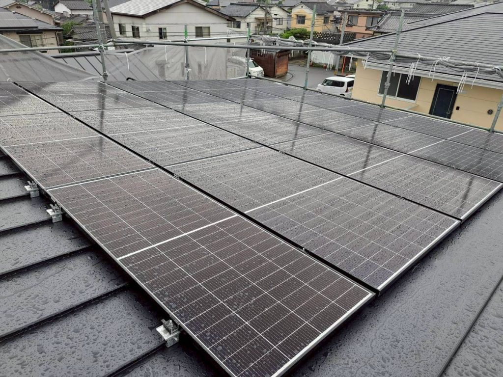 新築注文住宅の屋根に設置された太陽光パネルの施工完了後の様子