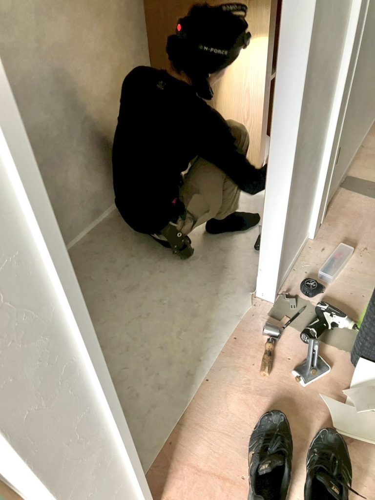 新築注文住宅の洗面・トイレ空間でフロアタイルとクッションフロアを施工している様子