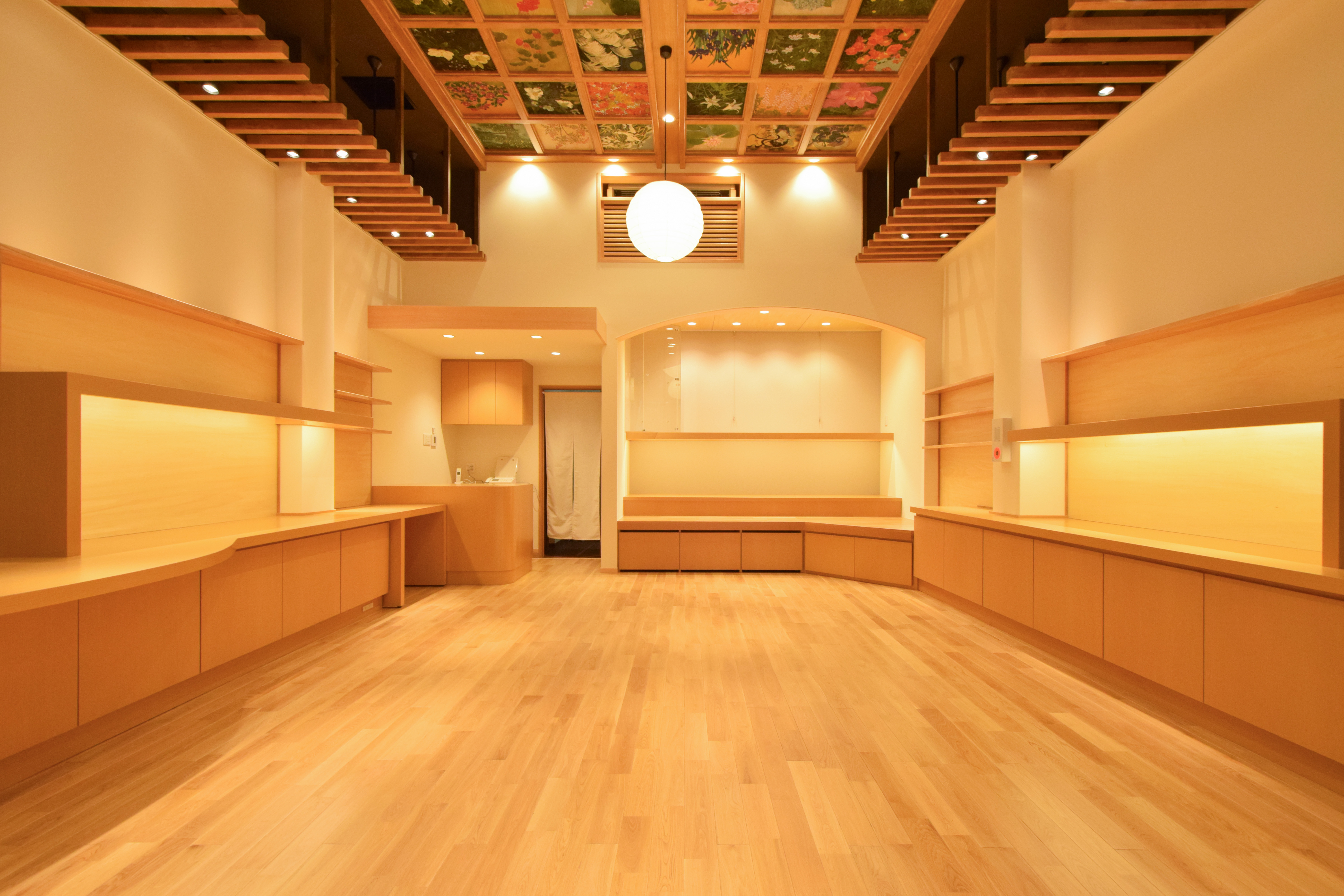 木材をふんだんに使用した木彫り人形店の店舗内装