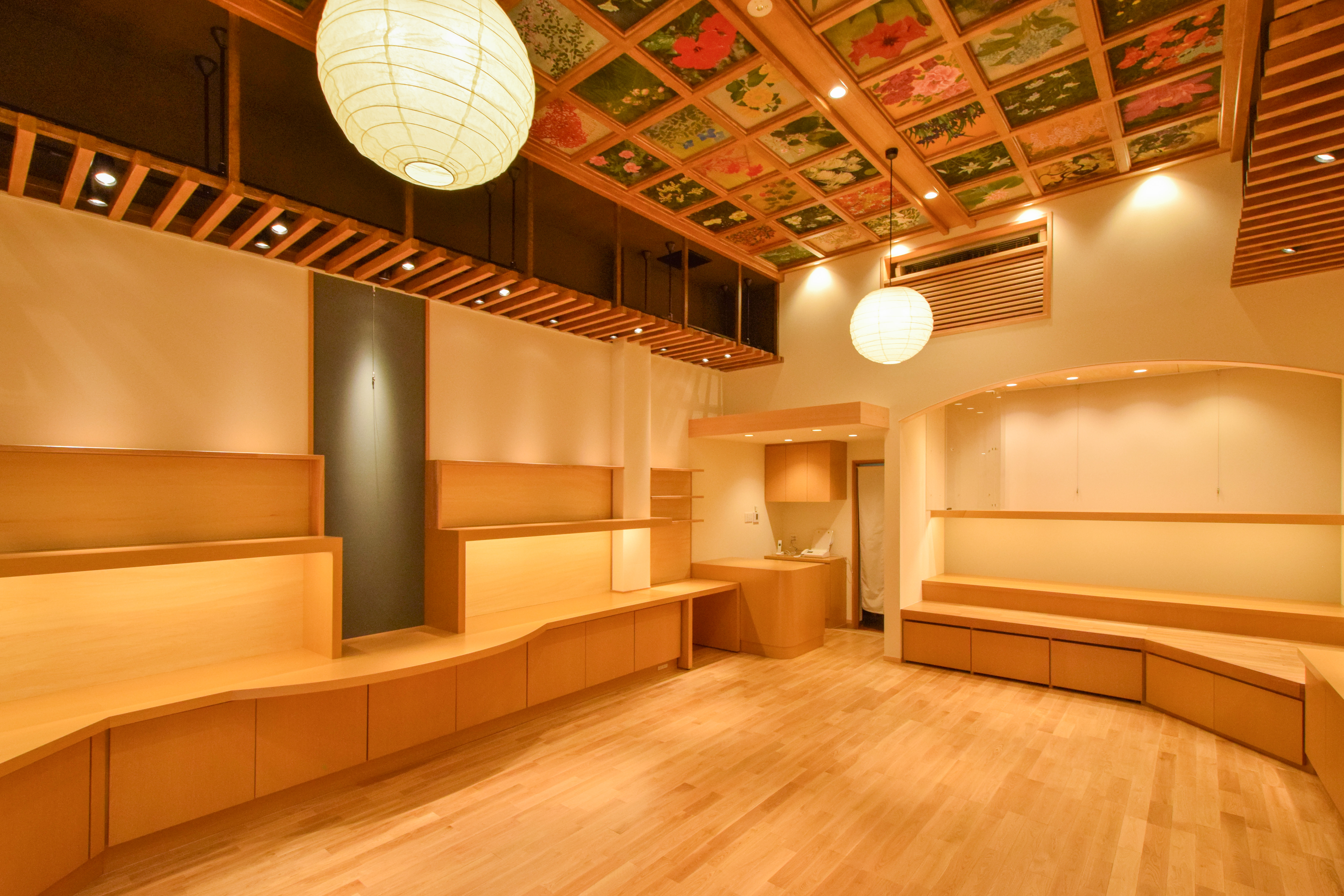 高天井と間接照明が調和する木の温もりあふれる店舗内装