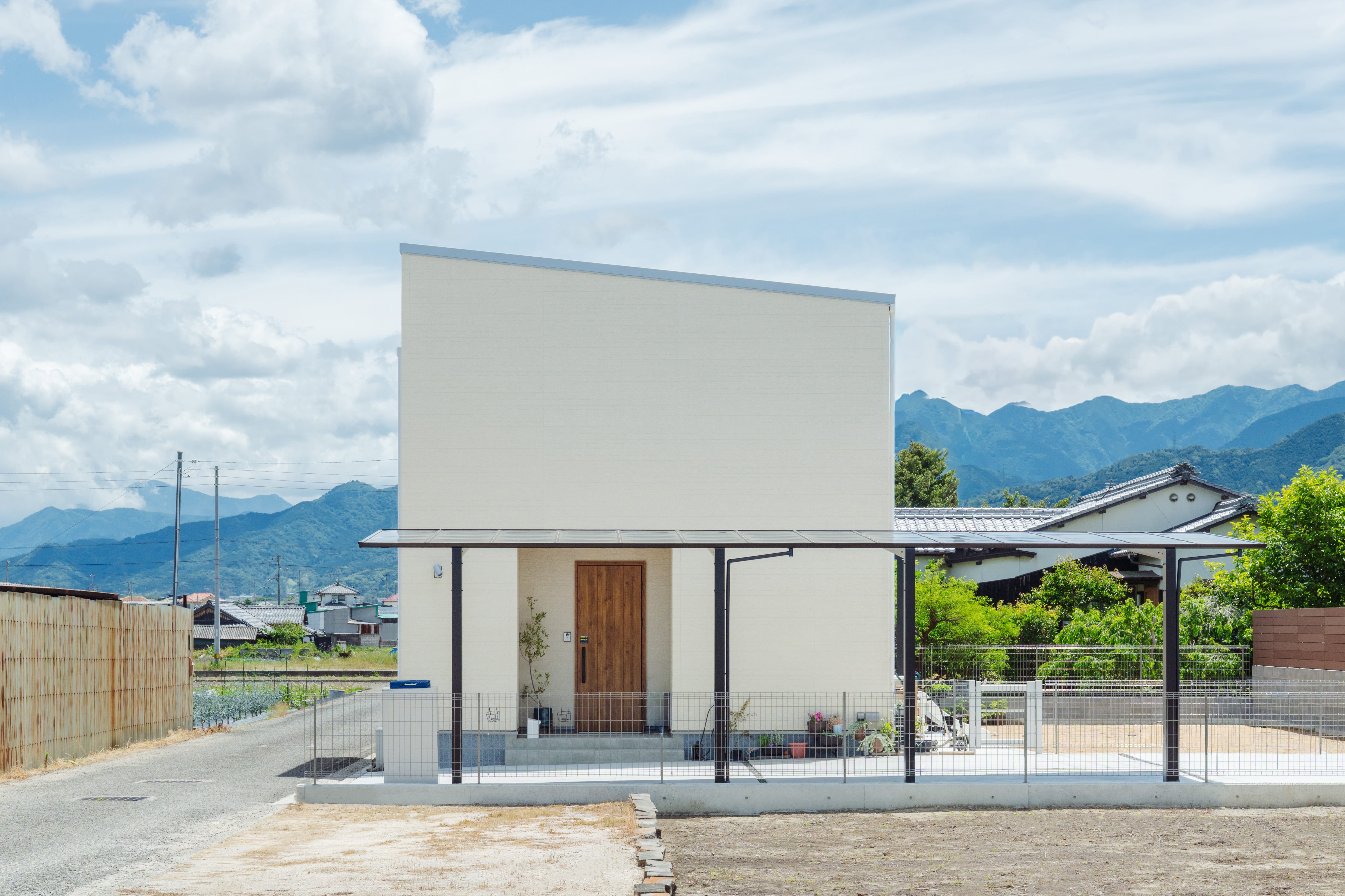 施工実績を更新しました｜「大きな吹き抜けと木の風合いを楽しむ35坪の住まい」