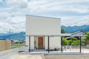 シンプルなベージュ外観と片流れ屋根が印象的な住宅の外観