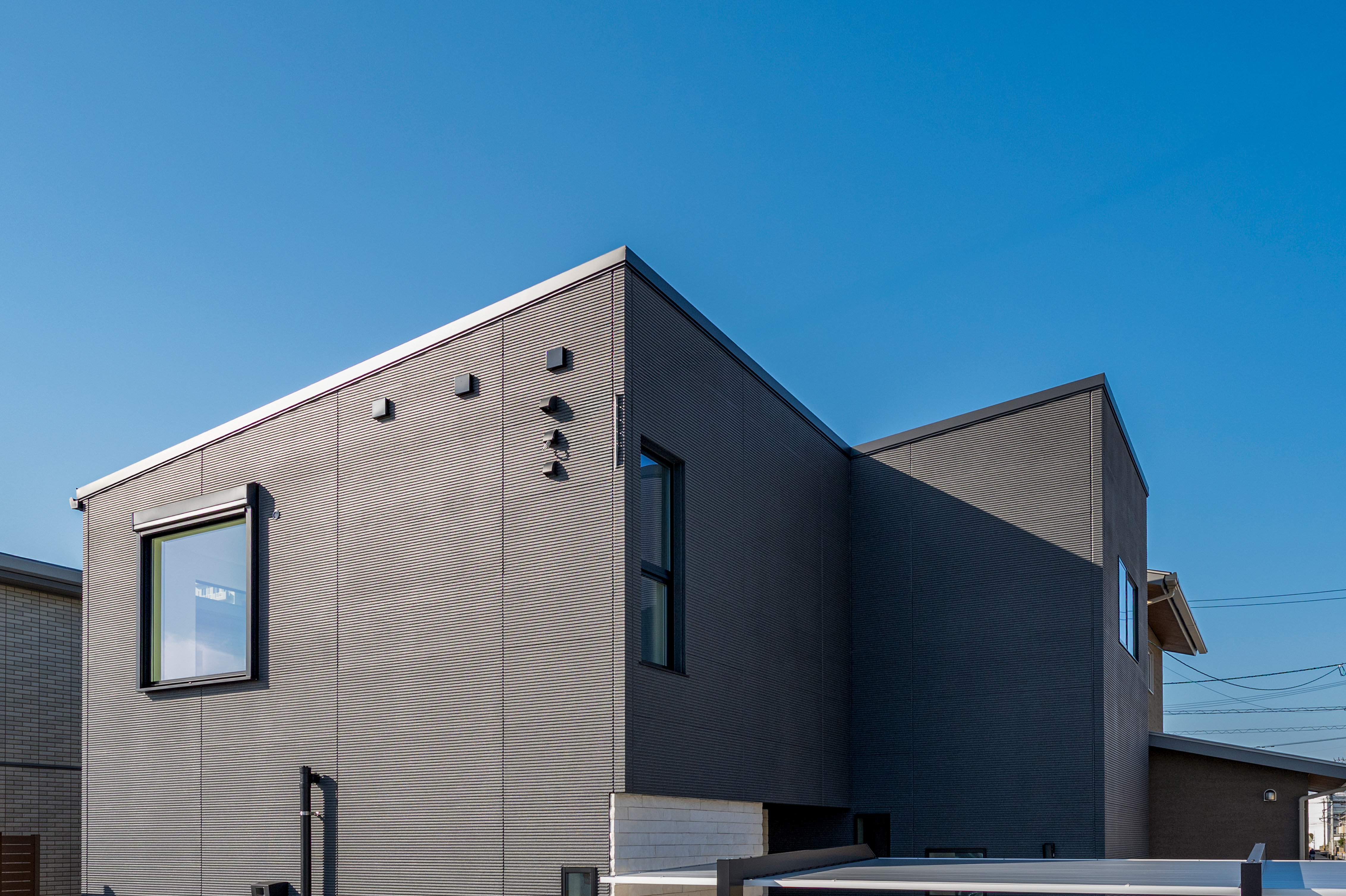 吹き抜けの高窓を採用し、住宅街でも明るく快適に暮らせる住まいの外観