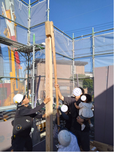 お施主様と一緒に記念すべき1本目の柱を建てている様子