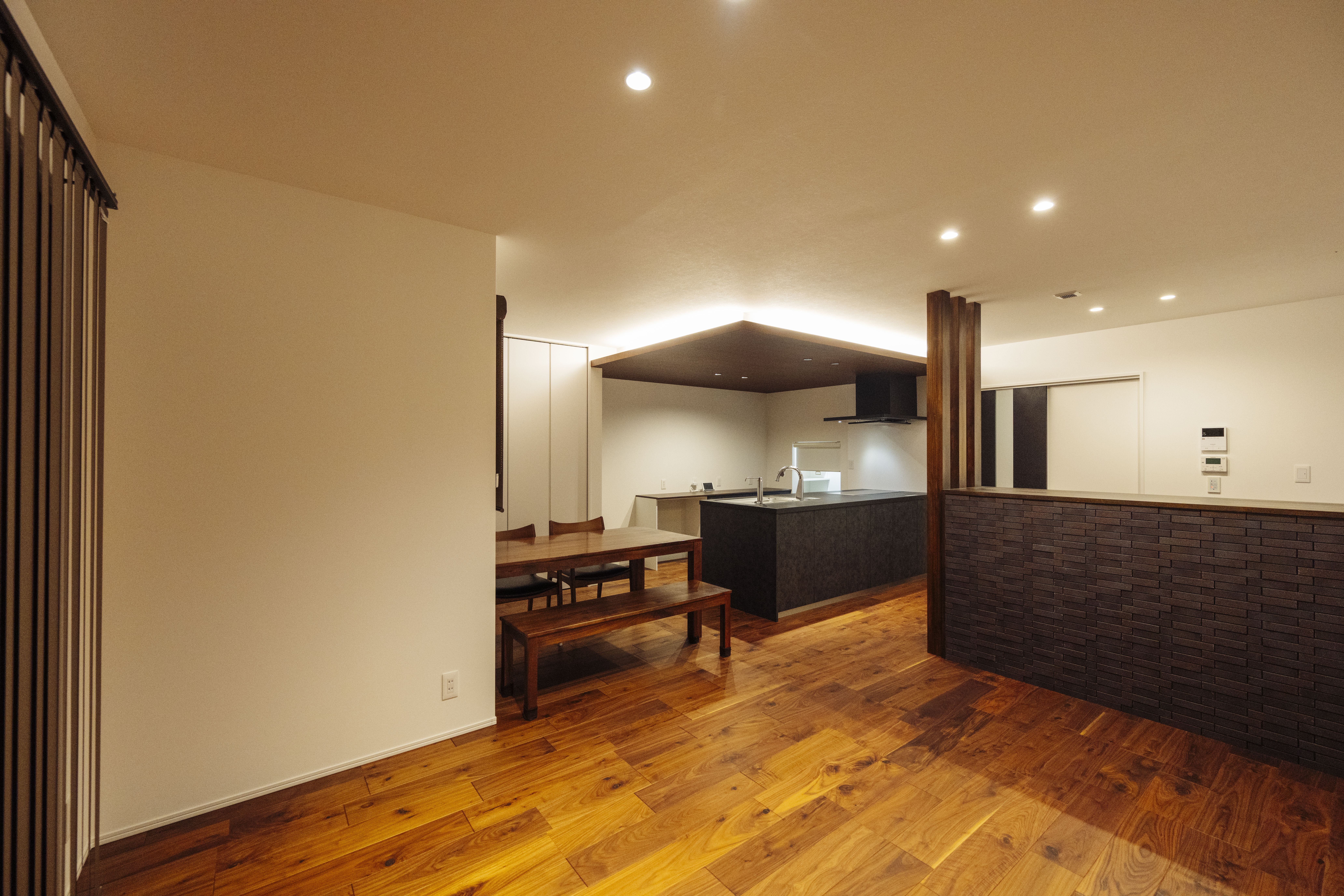 夜のLDKをやさしく照らす照明計画。落ち着いた雰囲気の中でくつろげる住まい。